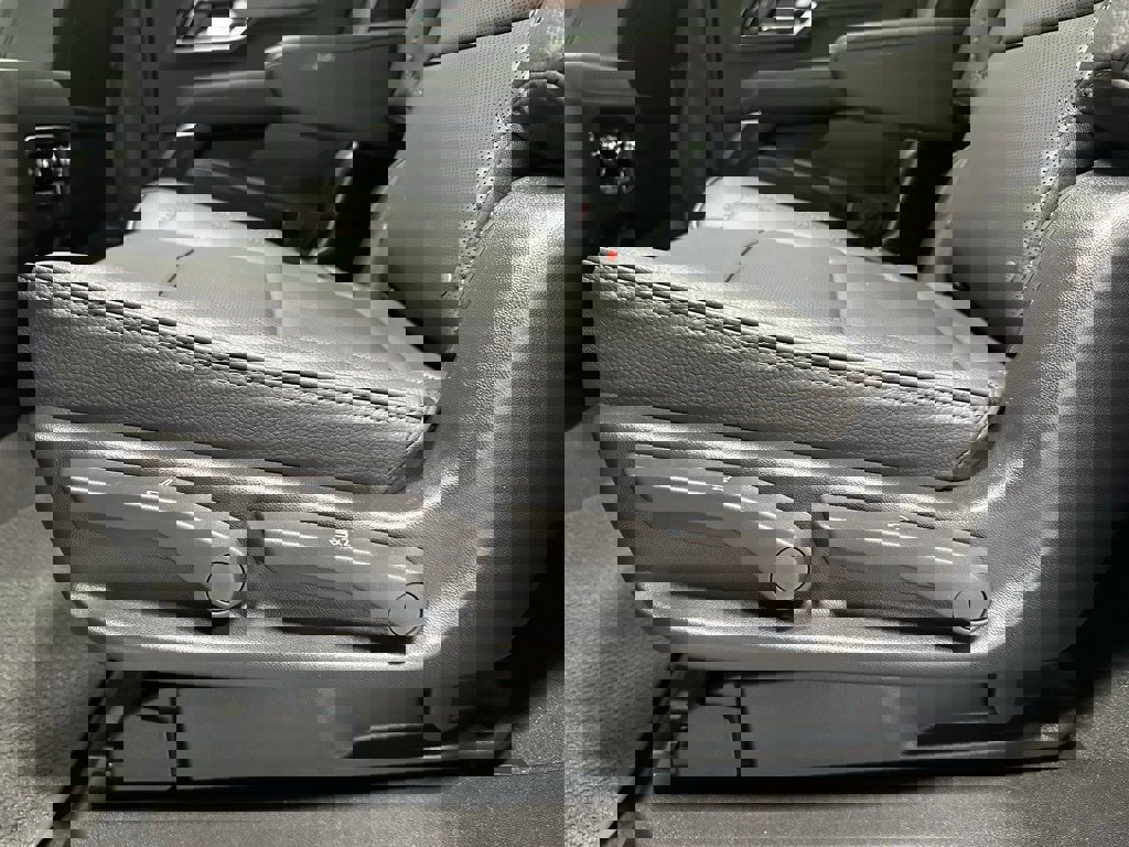 Used 2025 GMC Yukon XL Denali w/ Sun & Power Step Package image 40