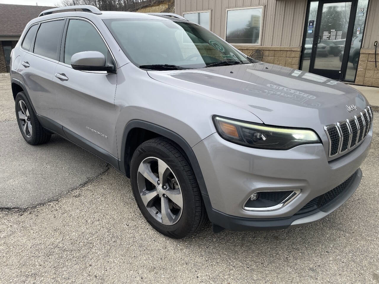 Used 2019 Jeep Cherokee Limited image 2