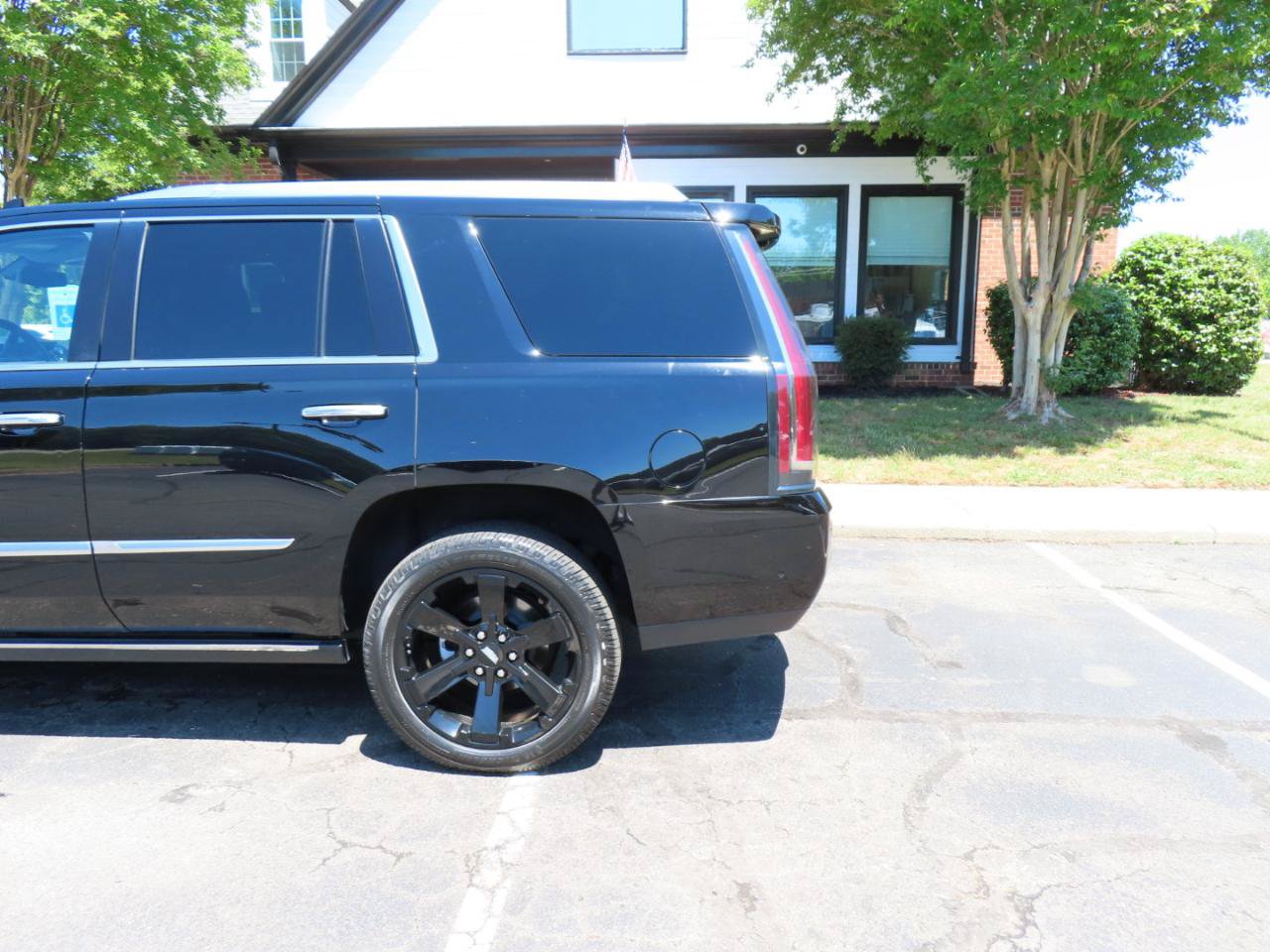 Used 2018 Cadillac Escalade Premium Luxury RWD image 4