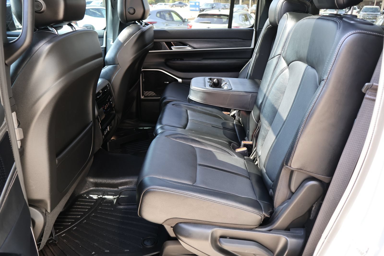 Used 2024 Jeep Wagoneer L Series III w/ Premium Group I AWD/4WD image 16