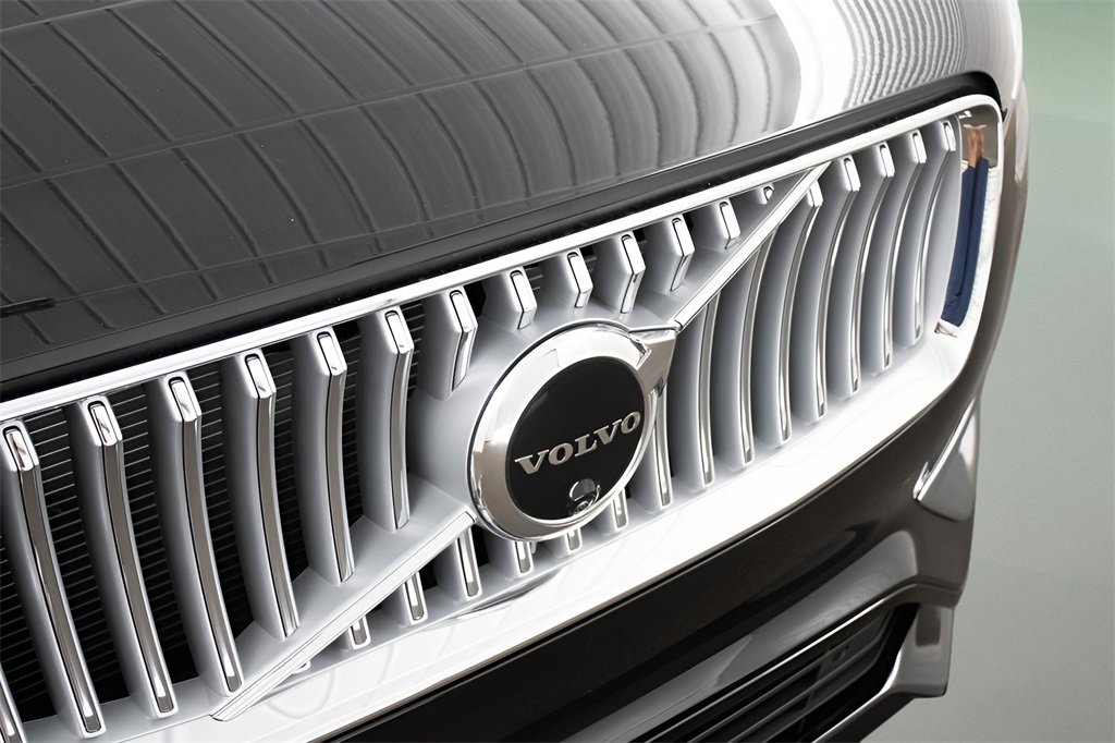 Certified 2025 Volvo XC90 T8 Plus image 6