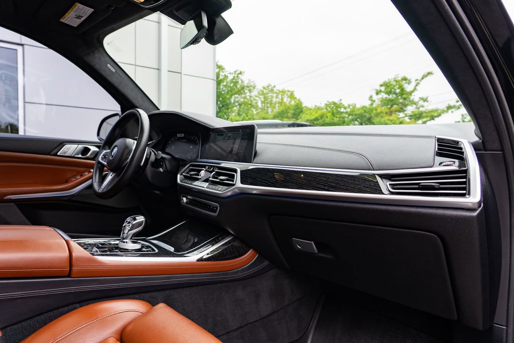 Used 2020 BMW X7 M50i w/ Dynamic Handling Package AWD/4WD image 30