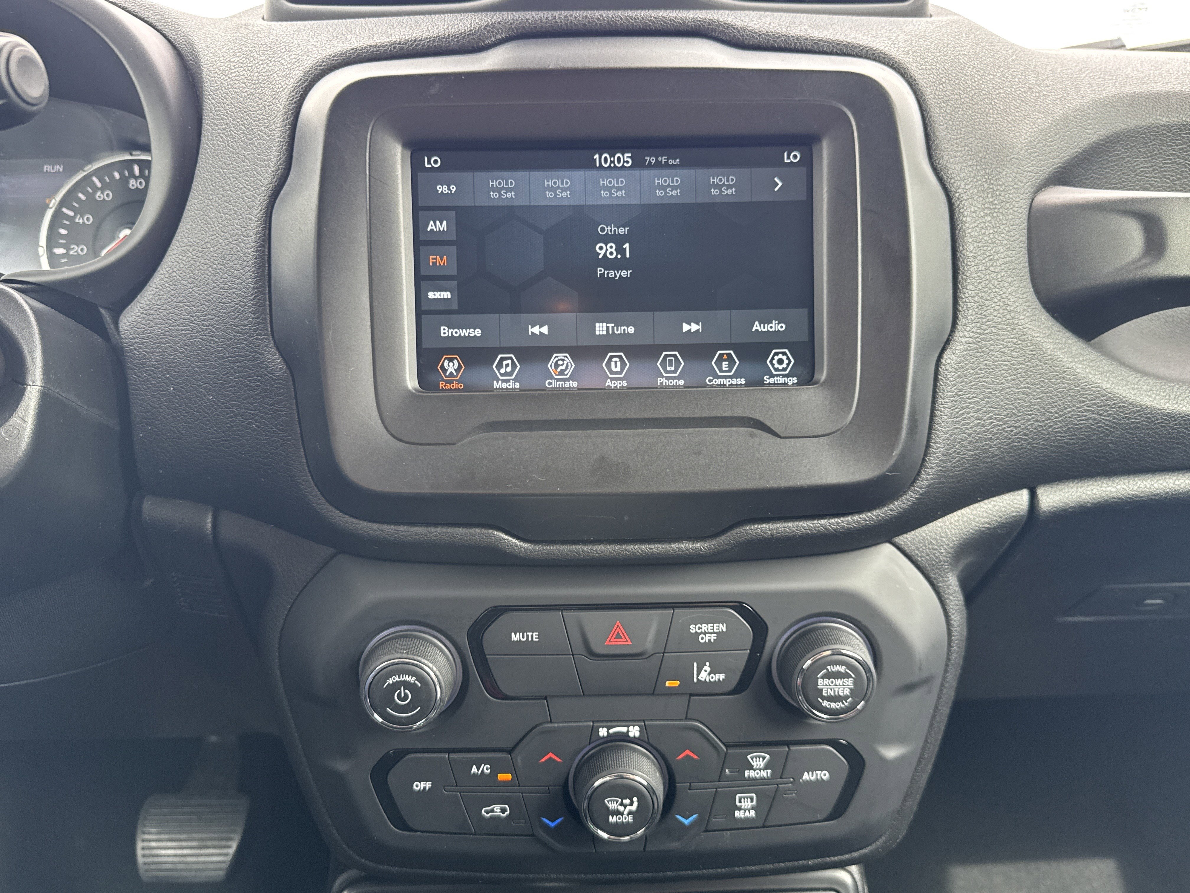 Used 2021 Jeep Renegade Latitude AWD/4WD image 12
