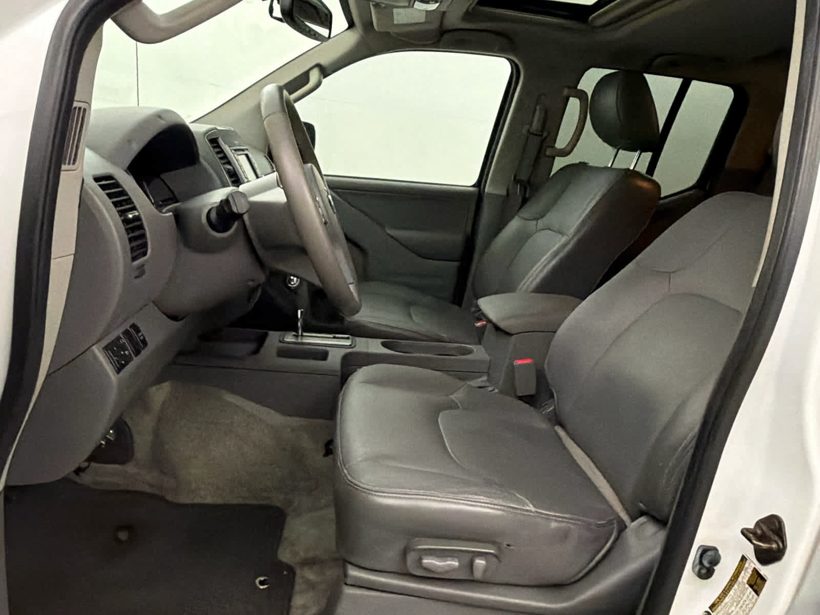 Used 2015 Nissan Frontier SL w/ Moonroof Package RWD image 14