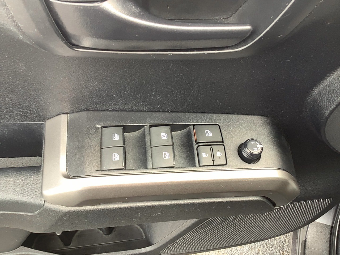 Used 2022 Toyota Tacoma SR5 AWD/4WD image 10