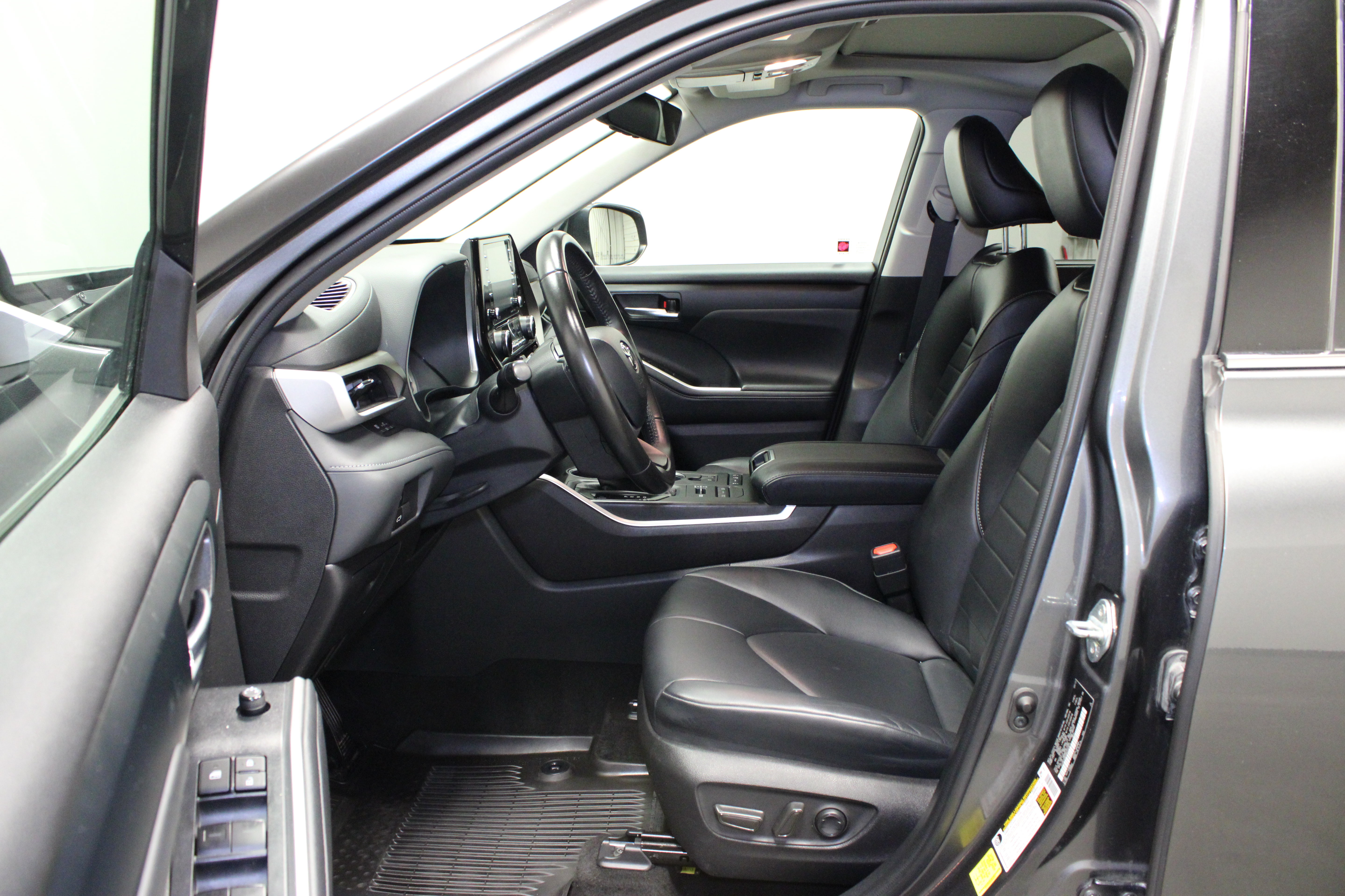 Used 2022 Toyota Highlander XLE AWD/4WD image 20