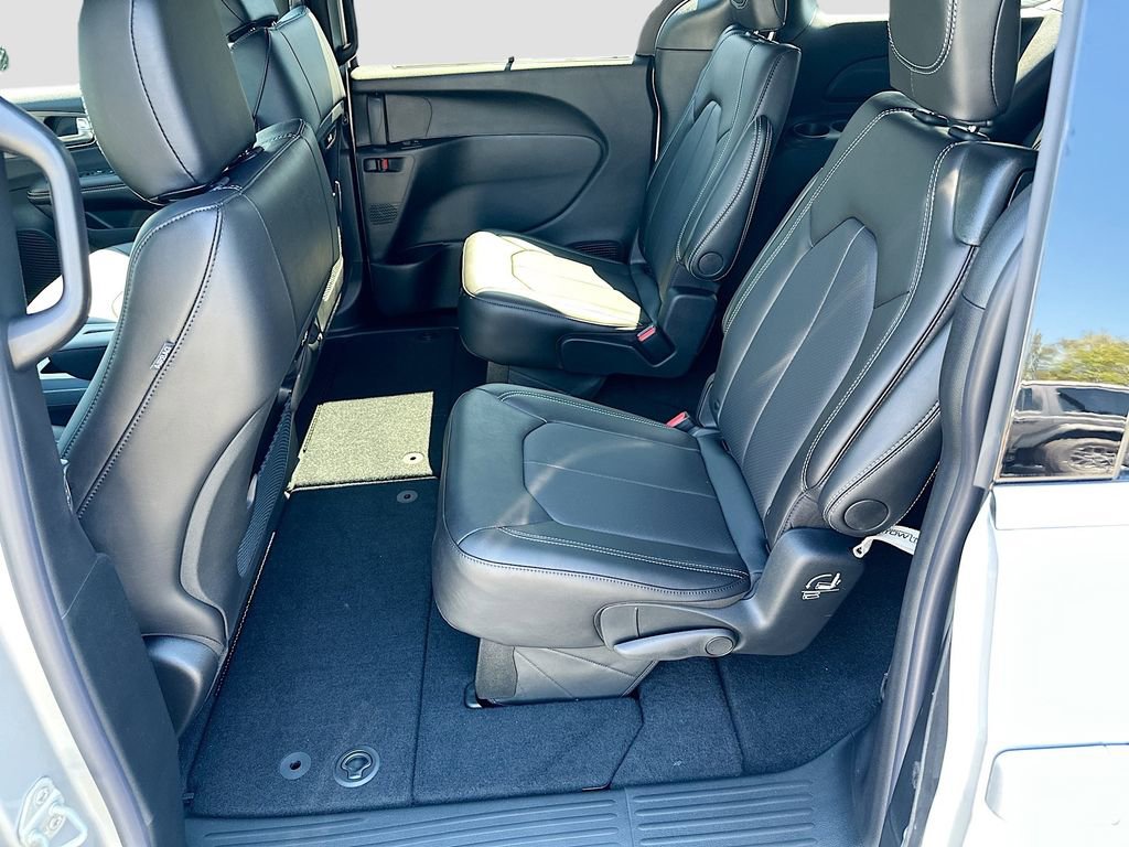 New 2026 Chrysler Pacifica Select FWD image 23