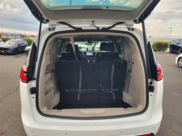 Used 2024 Chrysler Pacifica Touring-L image 11