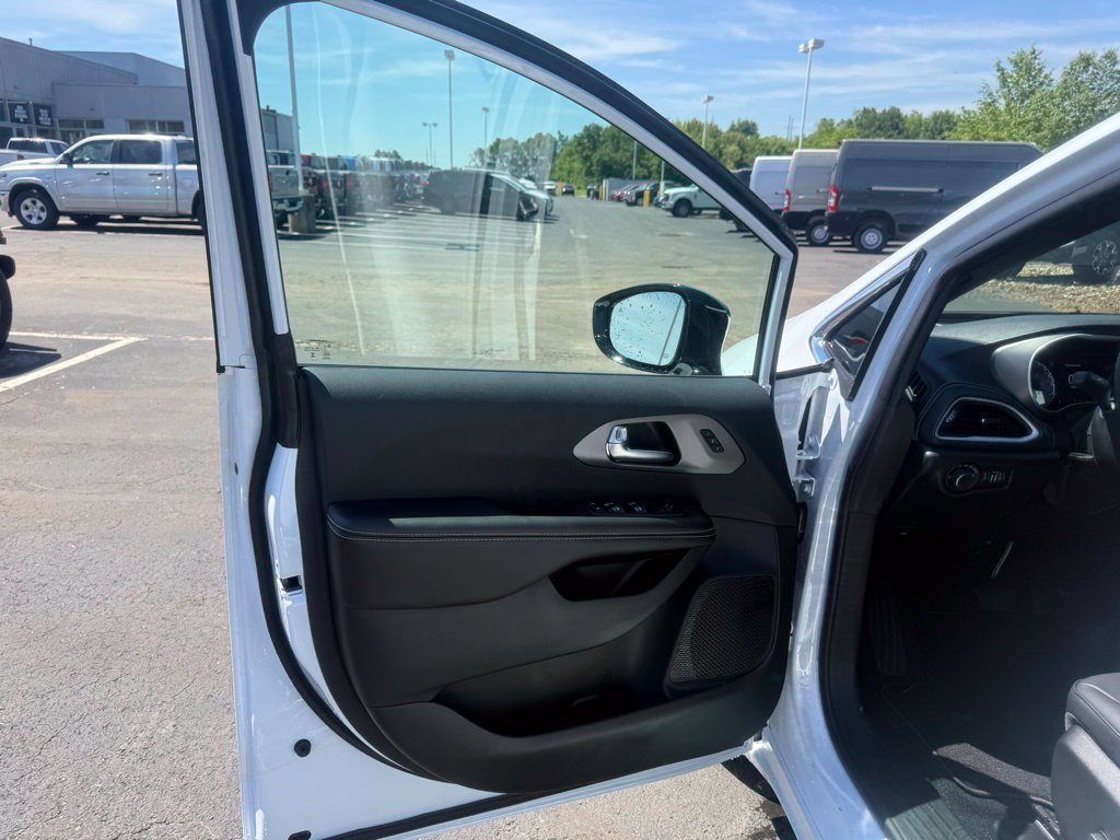 New 2027 Chrysler Pacifica Select w/ Family Tech Group FWD image 11