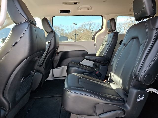 Used 2024 Chrysler Pacifica Touring-L image 10
