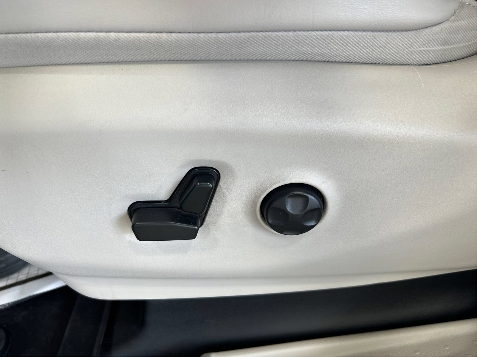 Used 2021 Chrysler Pacifica Limited w/ Uconnect Theater Family Group FWD image 18