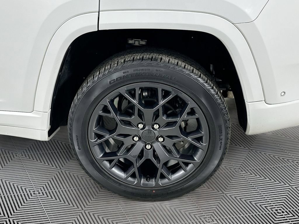 Used 2025 Jeep Grand Cherokee Summit AWD/4WD image 16