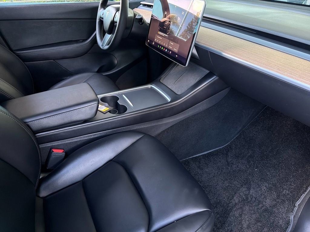 Used 2022 Tesla Model Y Long Range image 16