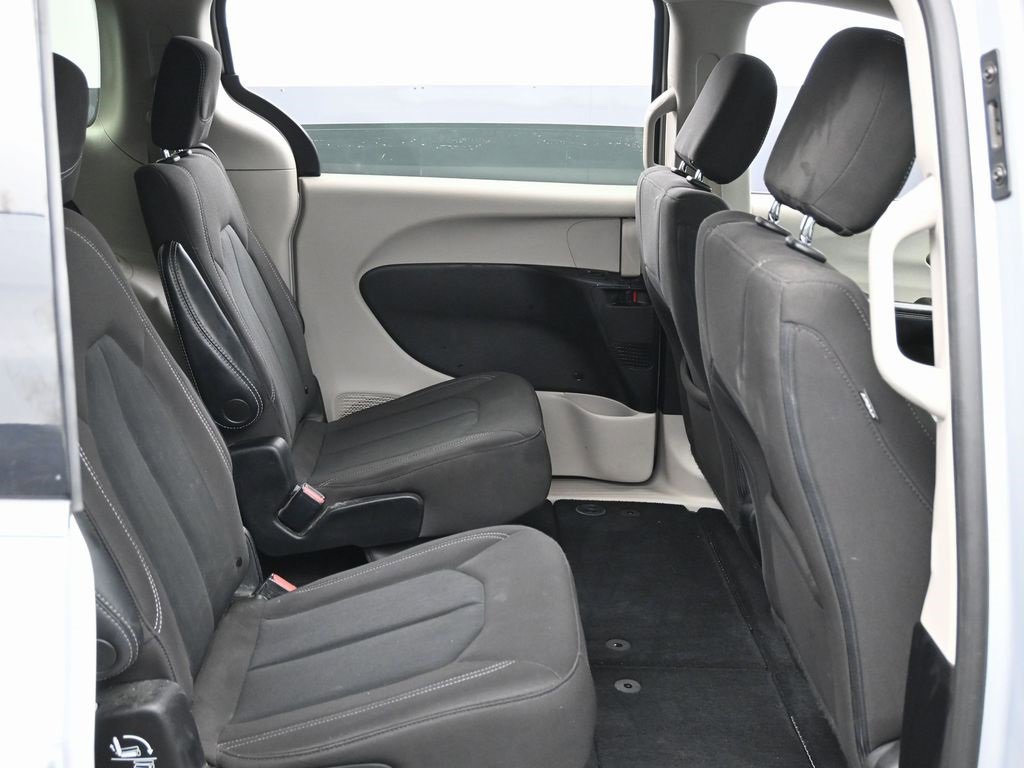 Used 2023 Chrysler Voyager LX image 34