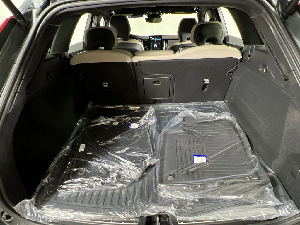 New 2026 Volvo XC60 B5 Plus w/ Climate Package image 17