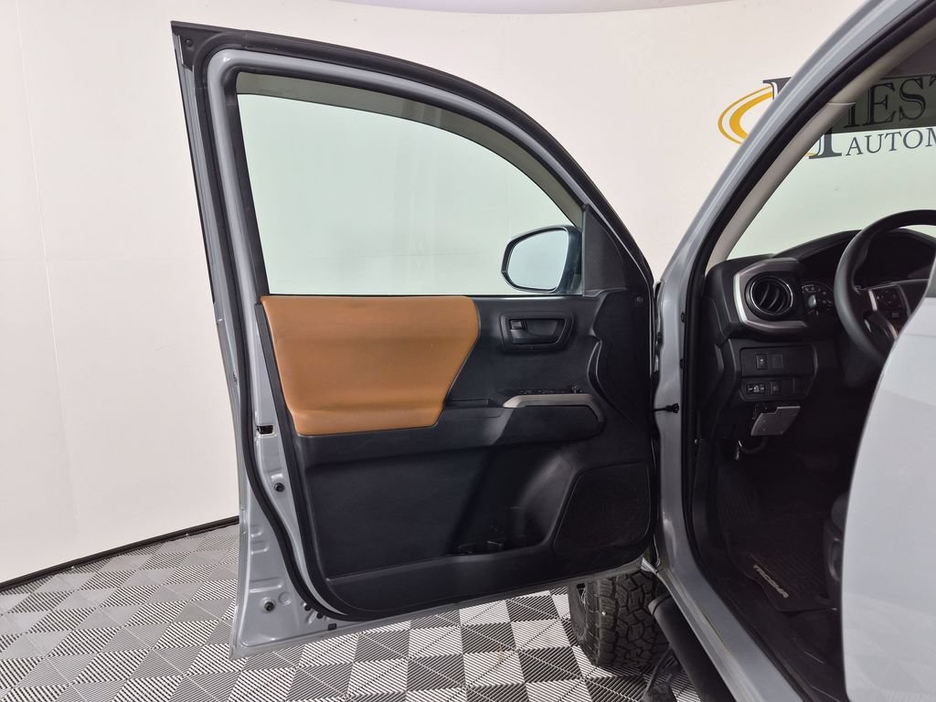 Used 2020 Toyota Tacoma SR5 AWD/4WD image 14