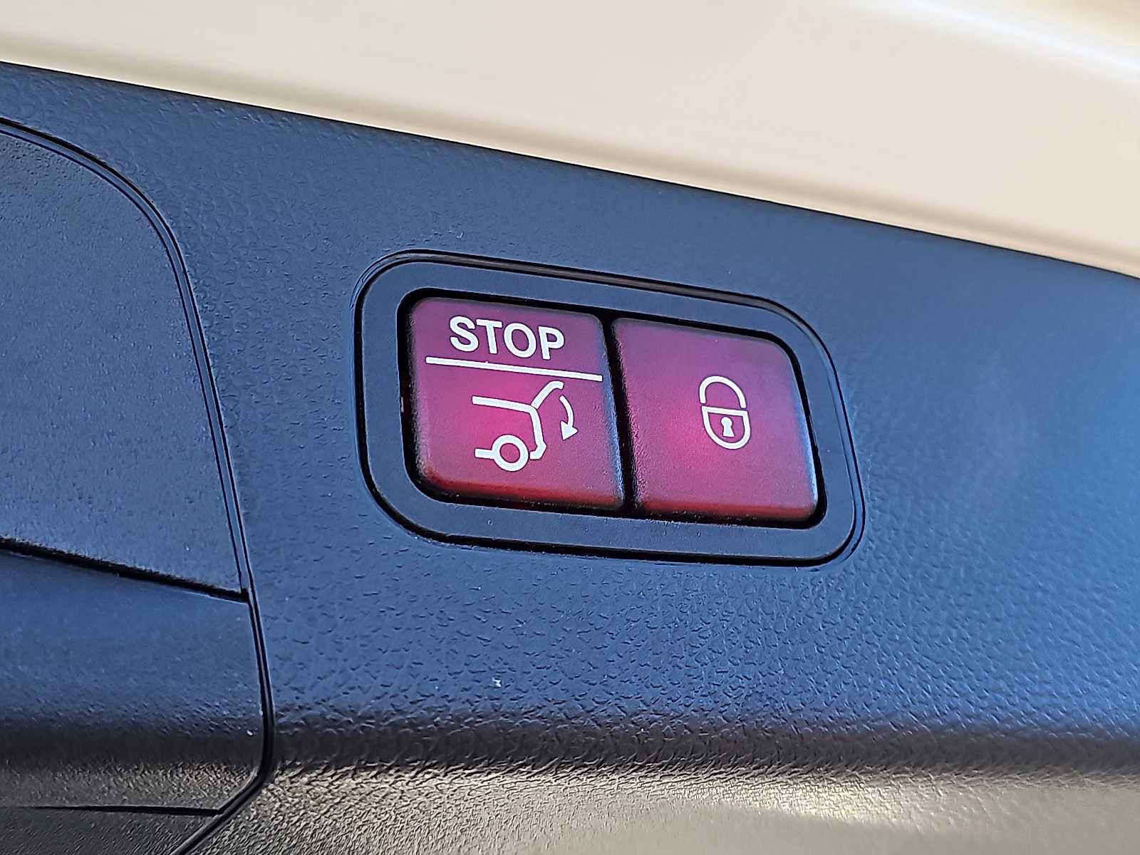 Used 2019 Mercedes-Benz GLC 350e 4MATIC image 32