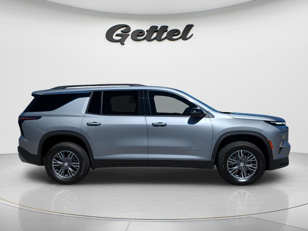 Used 2025 Chevrolet Traverse LT image 4