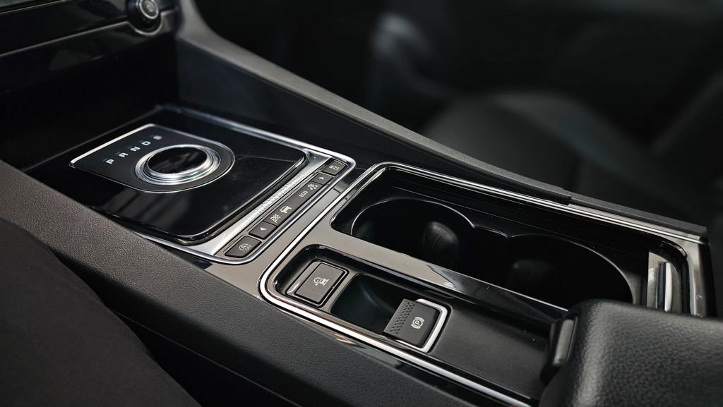 Used 2020 Jaguar F-PACE Premium image 29