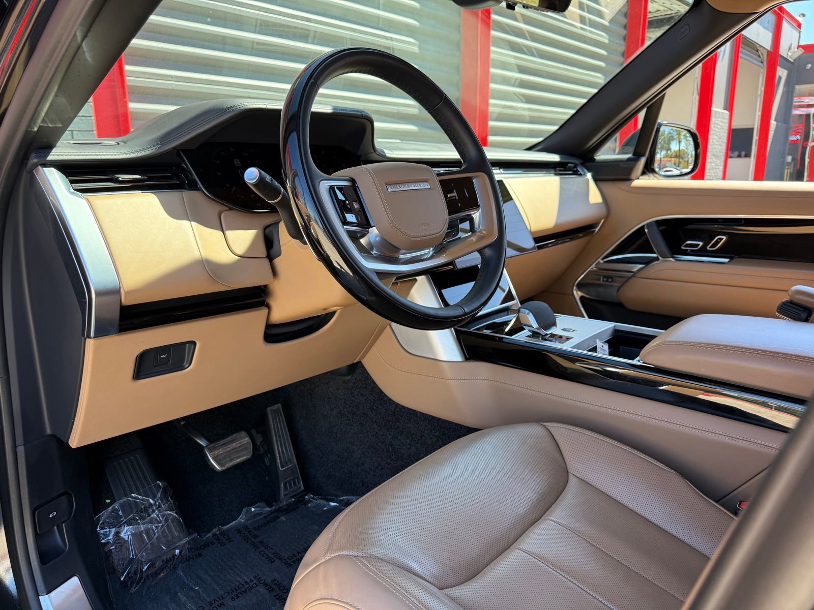 Used 2024 Land Rover Range Rover Long Wheelbase Autobiography image 3