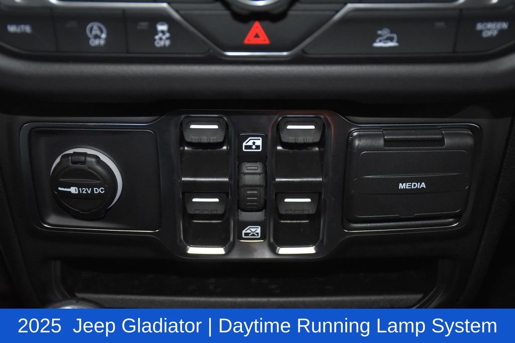 Used 2025 Jeep Gladiator Sport image 18