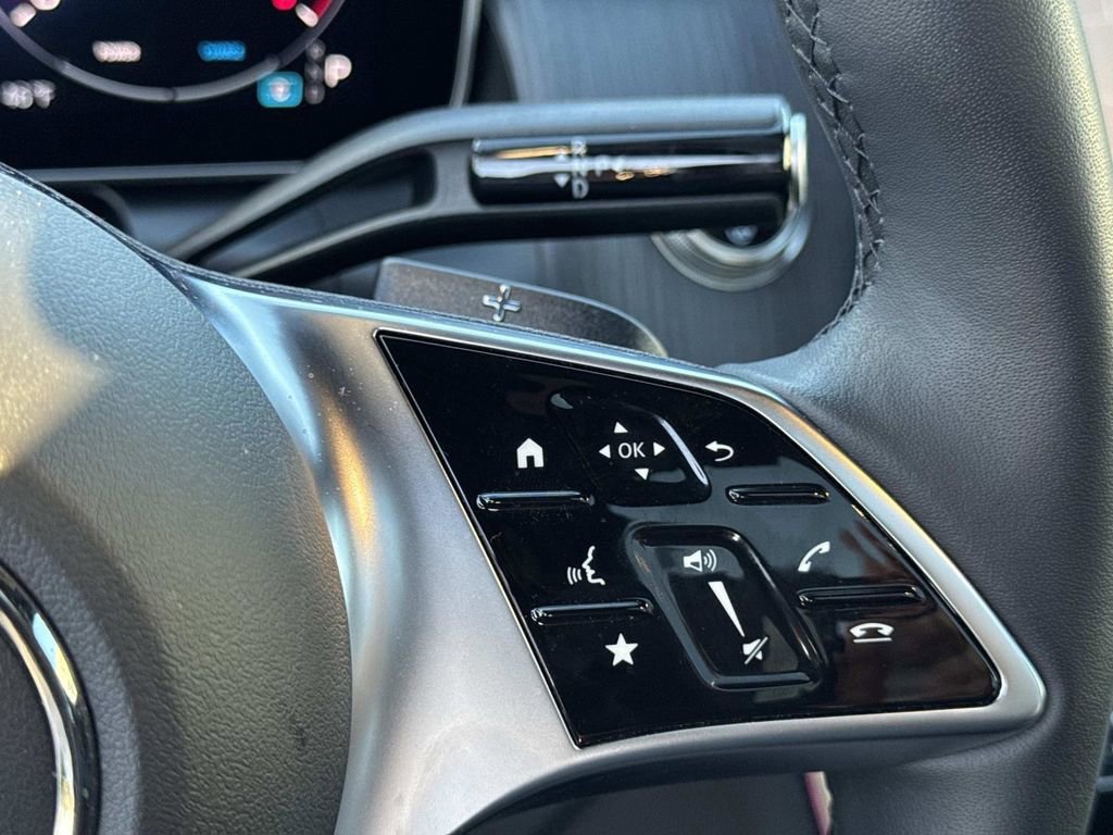 Used 2025 Mercedes-Benz GLC 300 4MATIC image 25