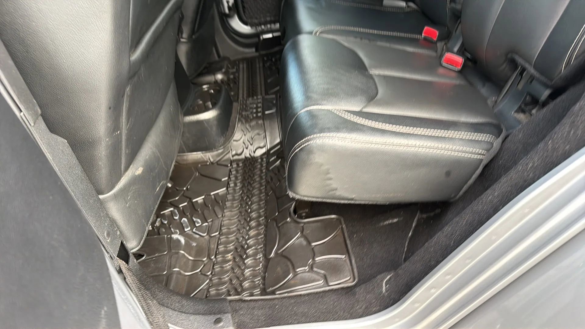 Used 2016 Jeep Wrangler Unlimited Rubicon image 36