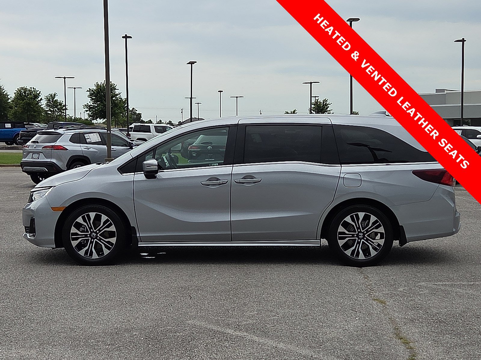 Used 2026 Honda Odyssey Elite image 3