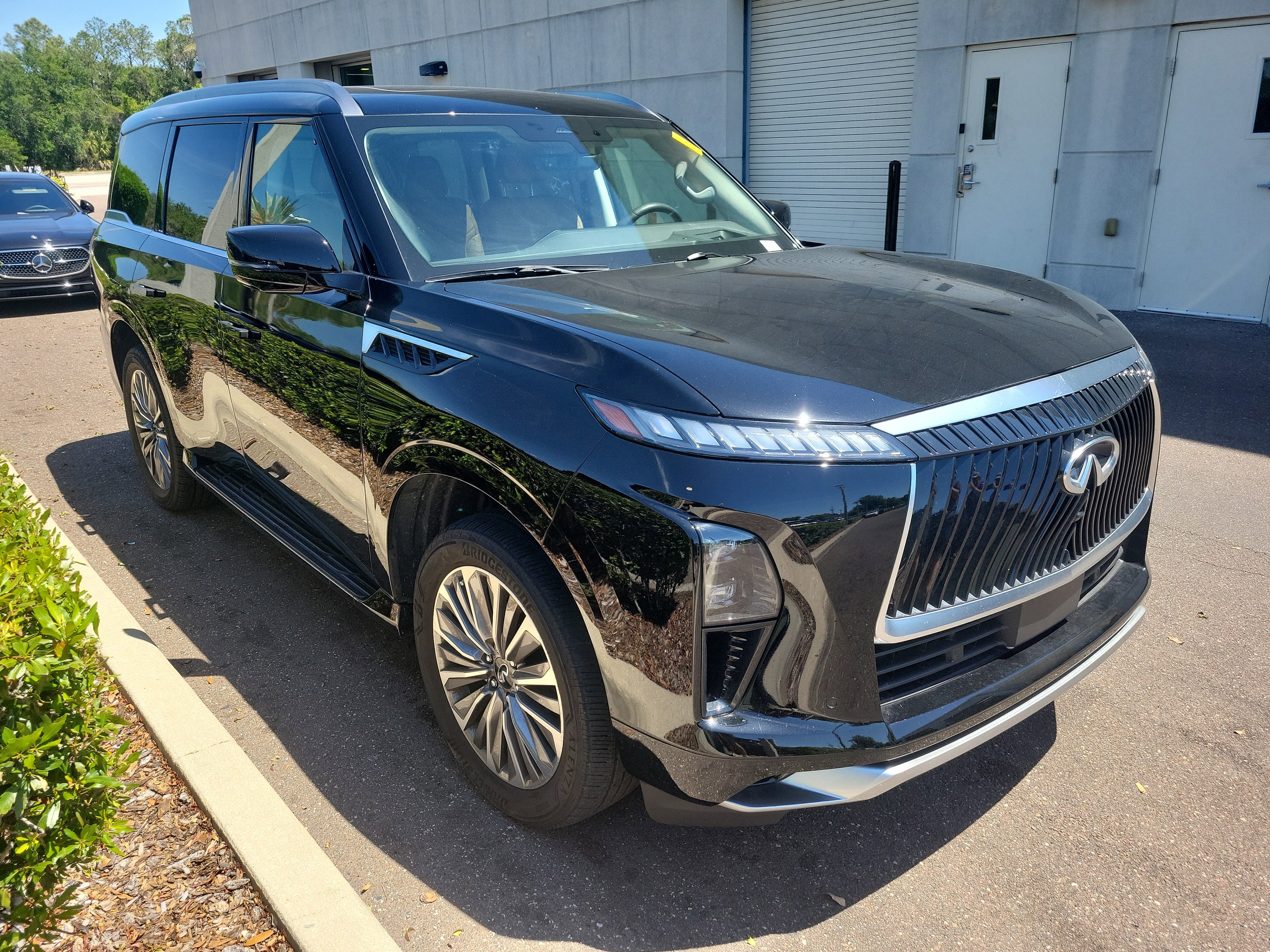 Certified 2025 INFINITI QX80 Luxe AWD/4WD image 2