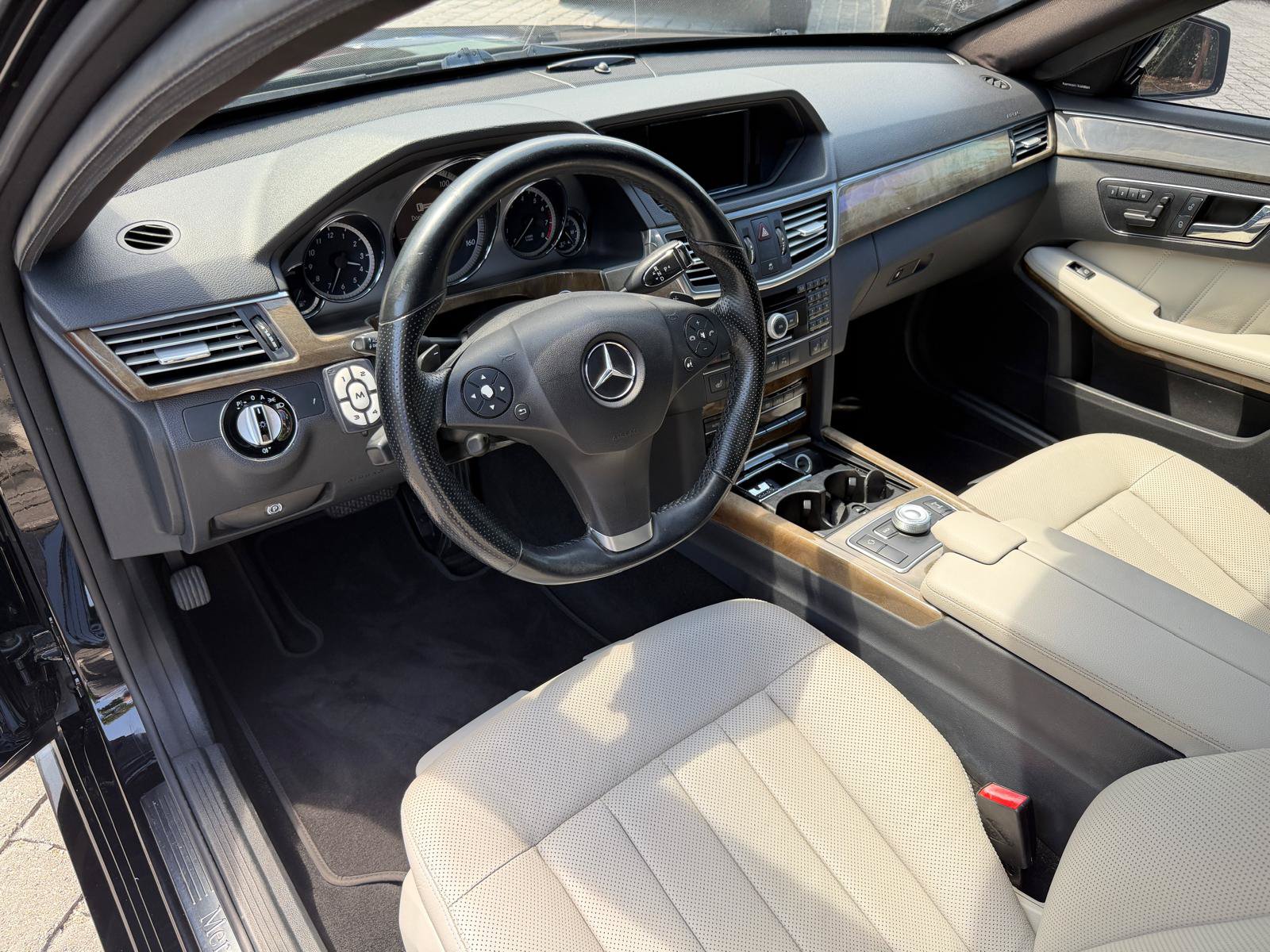 Used 2010 Mercedes-Benz E 550 Sedan image 27