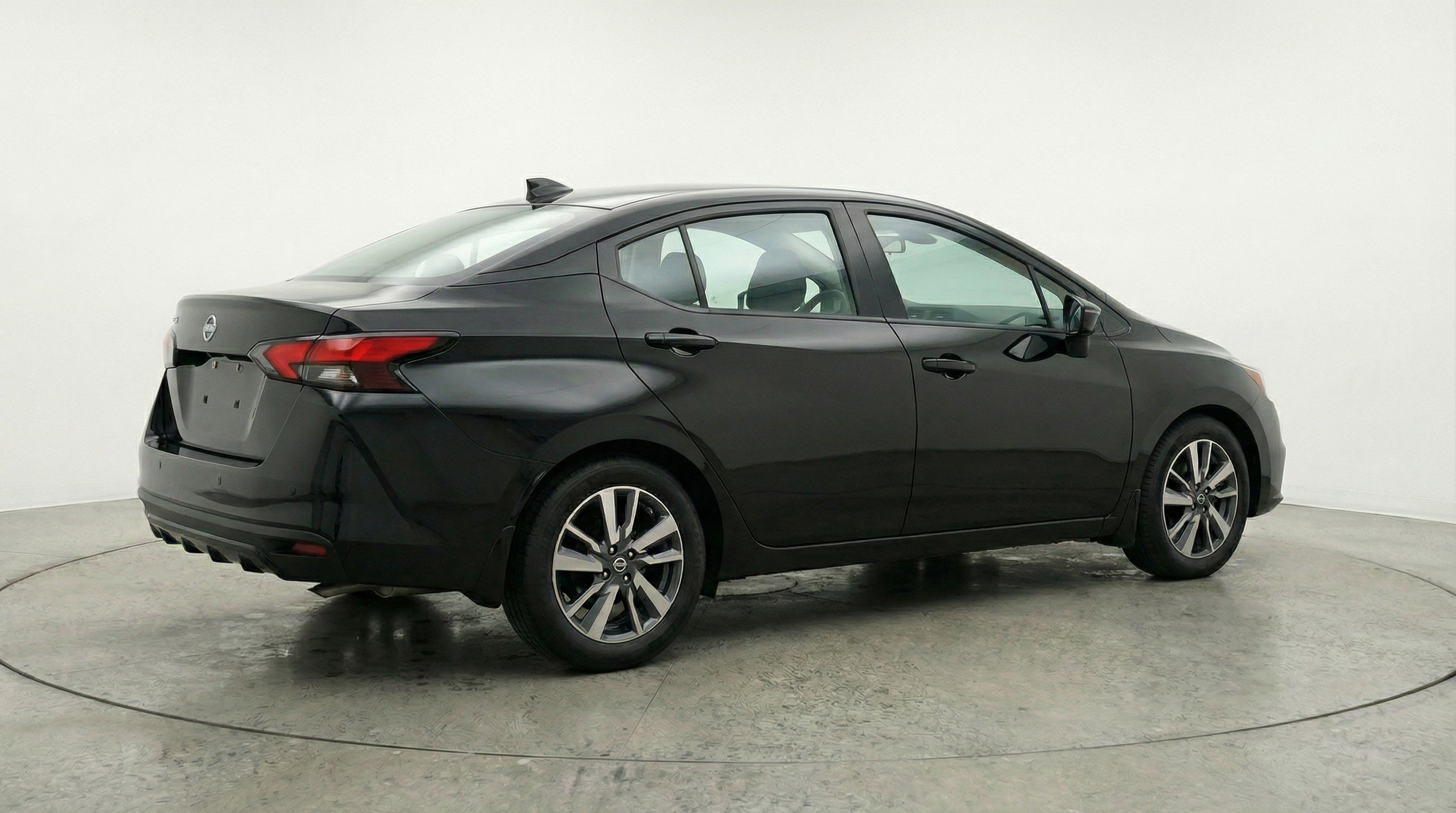 Used 2025 Nissan Versa SV image 9