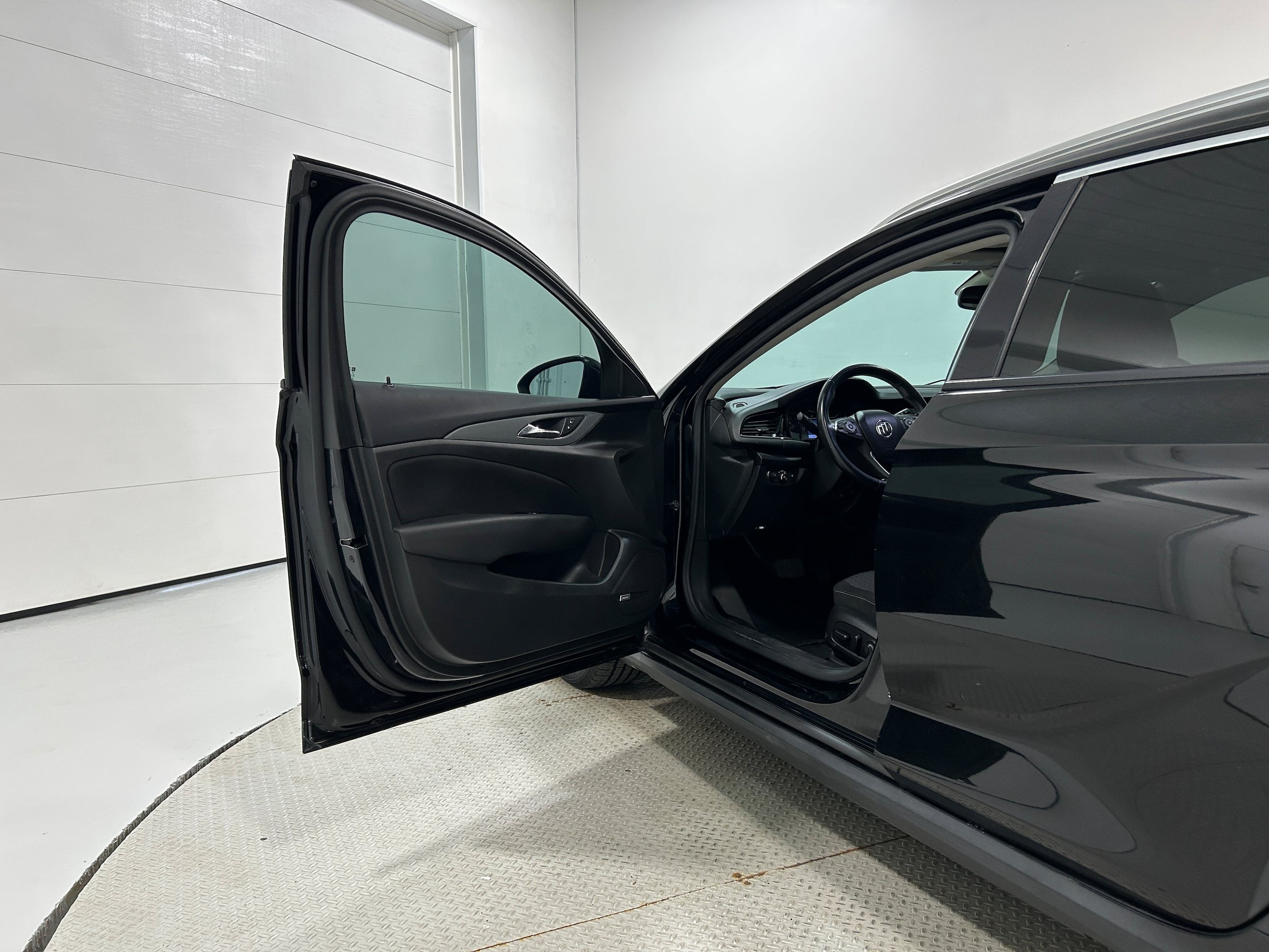 Used 2018 Buick Regal Preferred w/ Sights and Sounds Package AWD/4WD image 22
