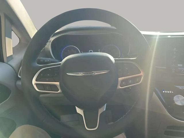 Used 2024 Chrysler Pacifica Touring-L FWD image 10