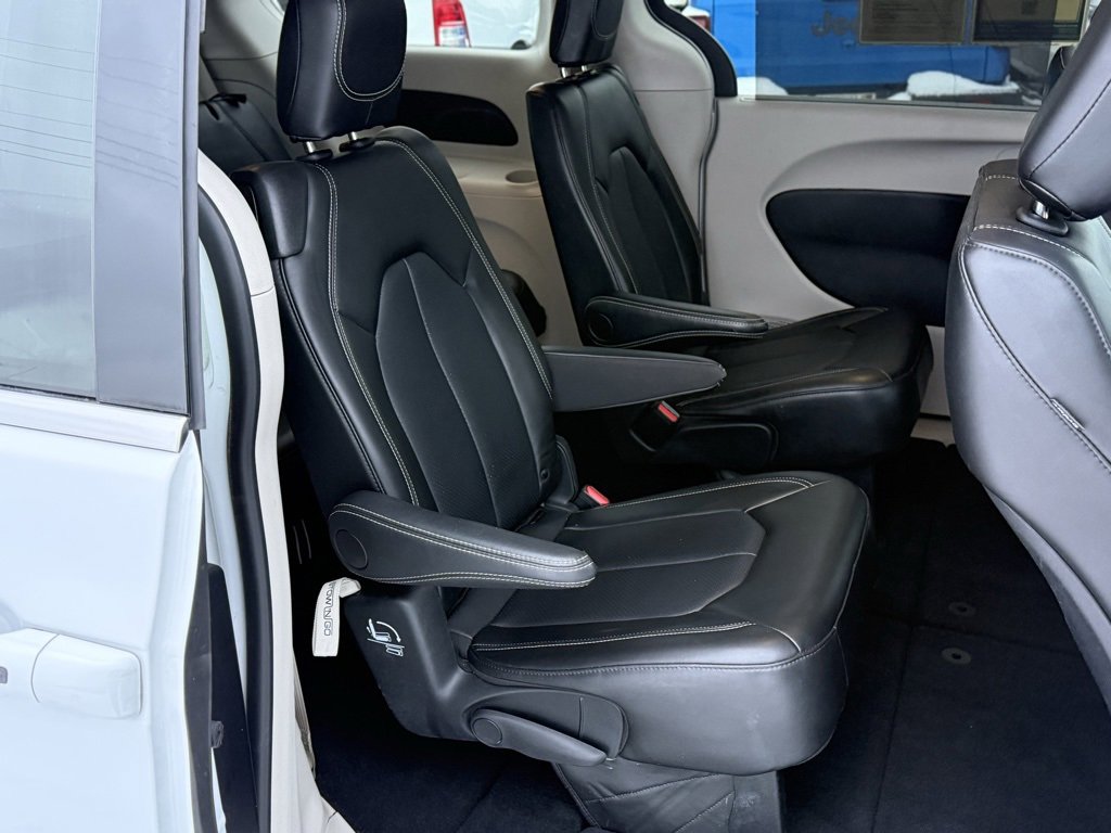 Used 2024 Chrysler Pacifica Touring-L image 29