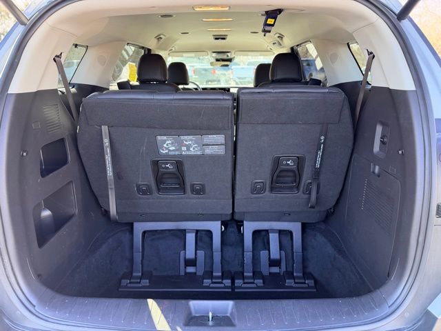 Used 2025 Kia Carnival EX image 29