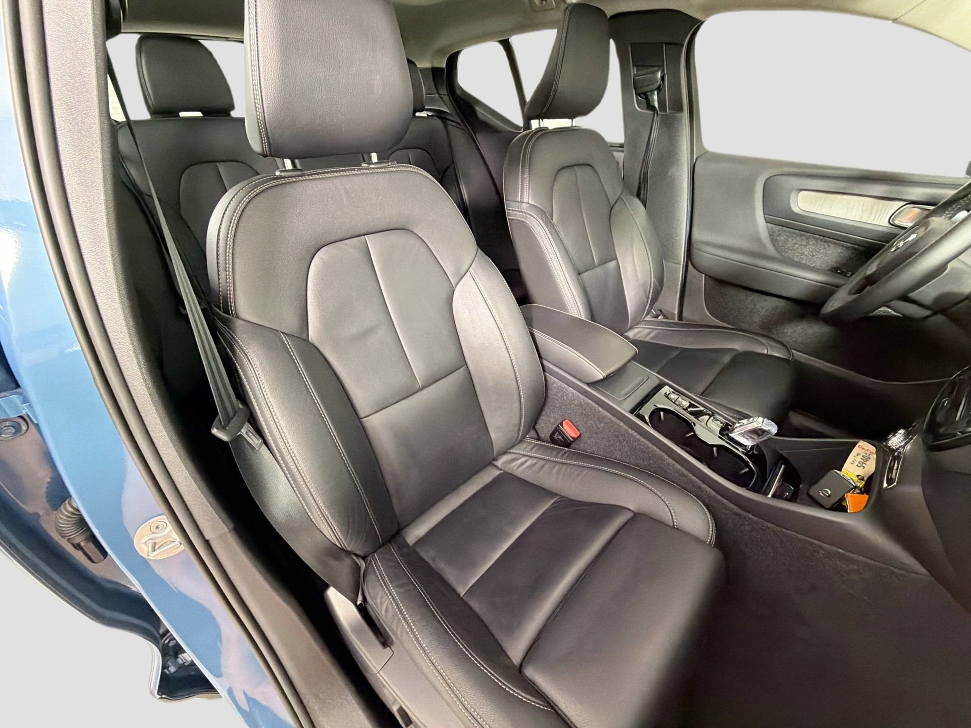 Certified 2023 Volvo XC40 B4 Plus w/ Protection Package Premier image 28