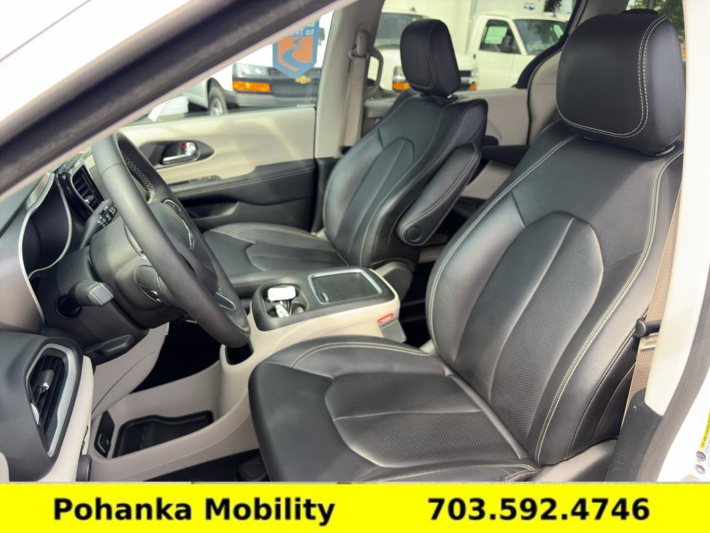Used 2024 Chrysler Pacifica Touring-L FWD image 26