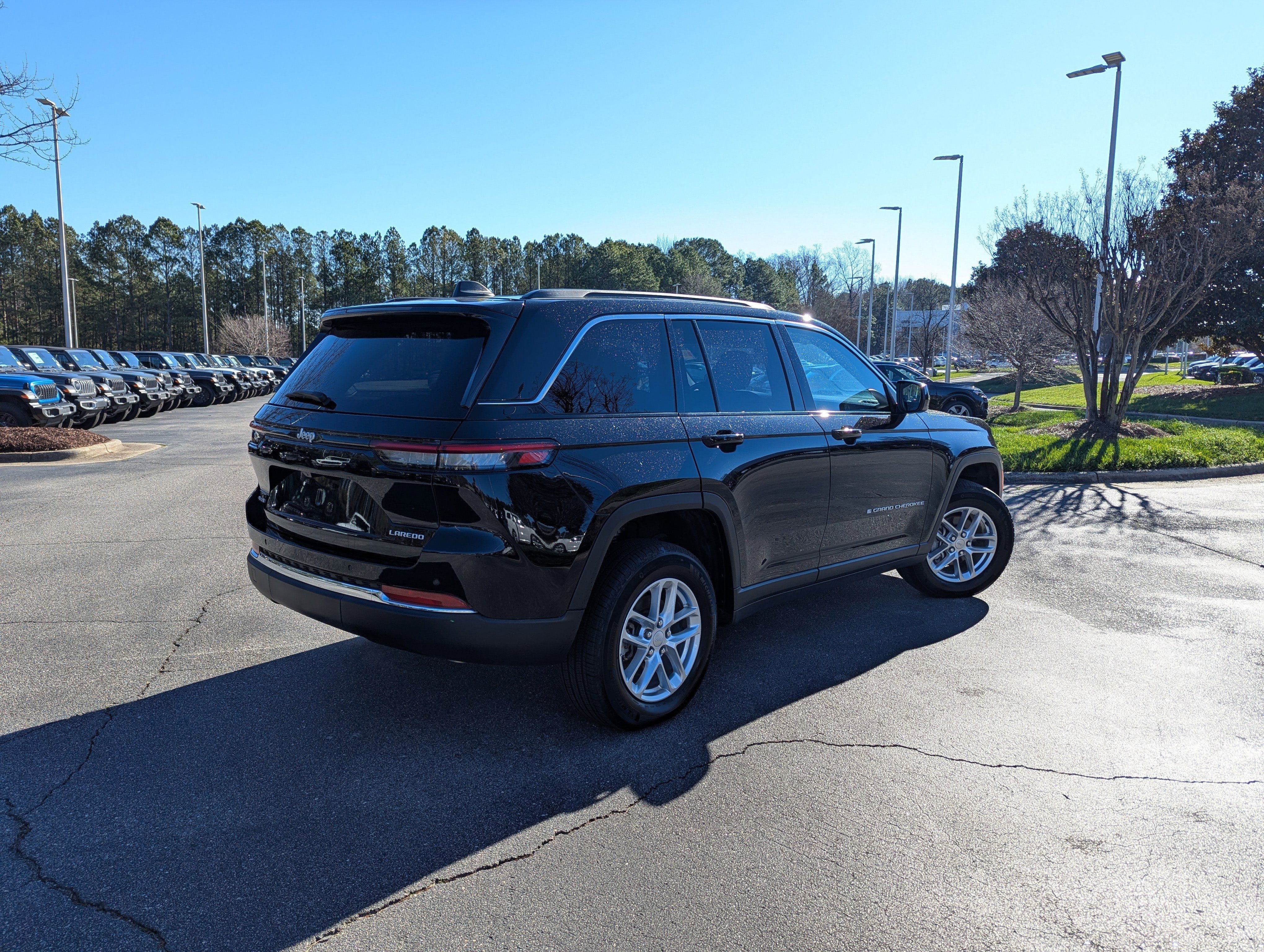 Used 2025 Jeep Grand Cherokee Laredo X w/ Luxury Tech Group I image 5