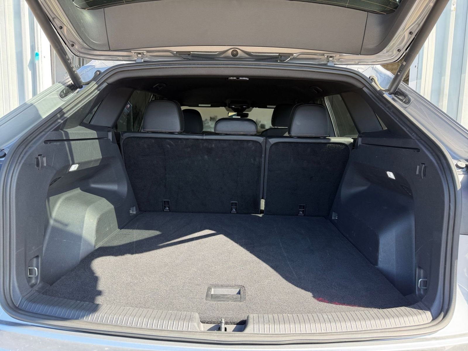 Used 2025 Volkswagen Atlas Cross Sport SE image 31