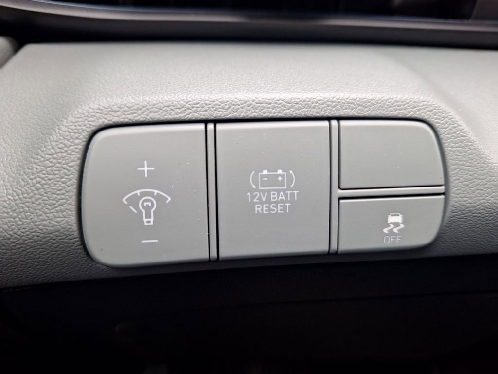 Used 2025 Hyundai Elantra Limited image 12