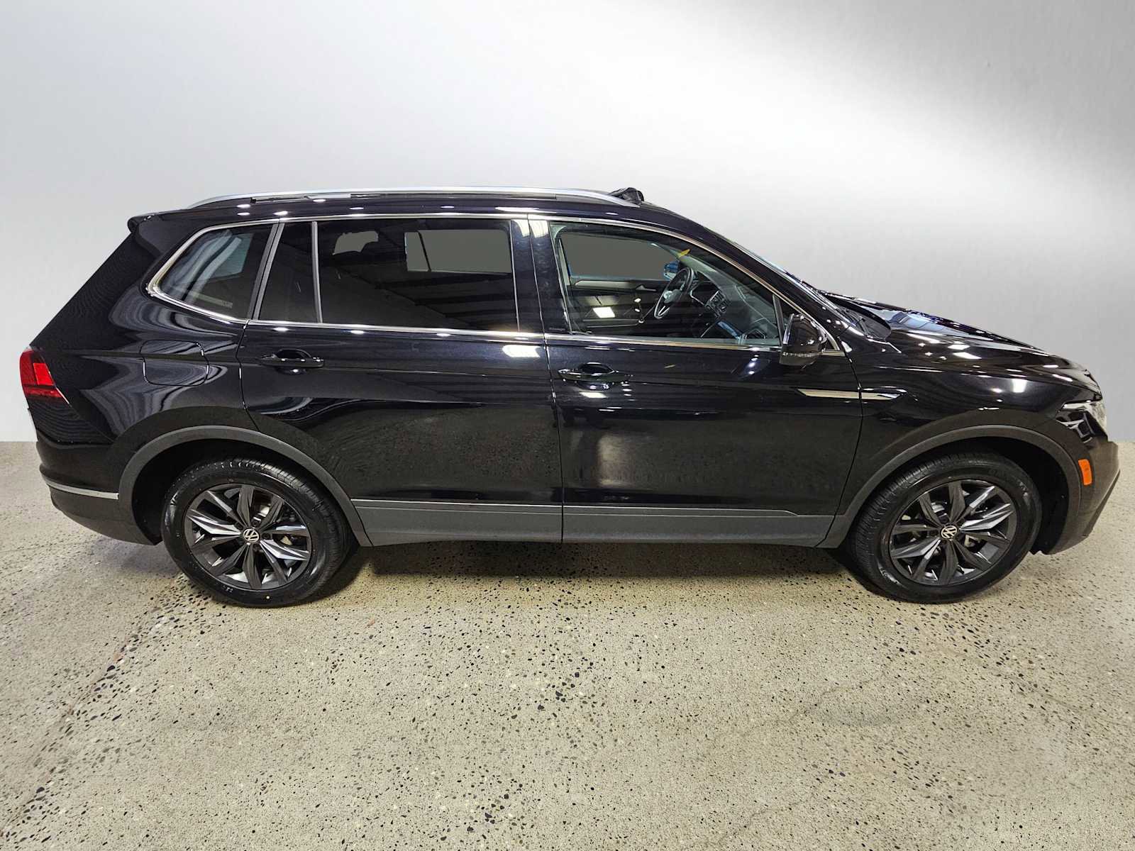 Used 2023 Volkswagen Tiguan SE w/ Panoramic Sunroof Package image 2