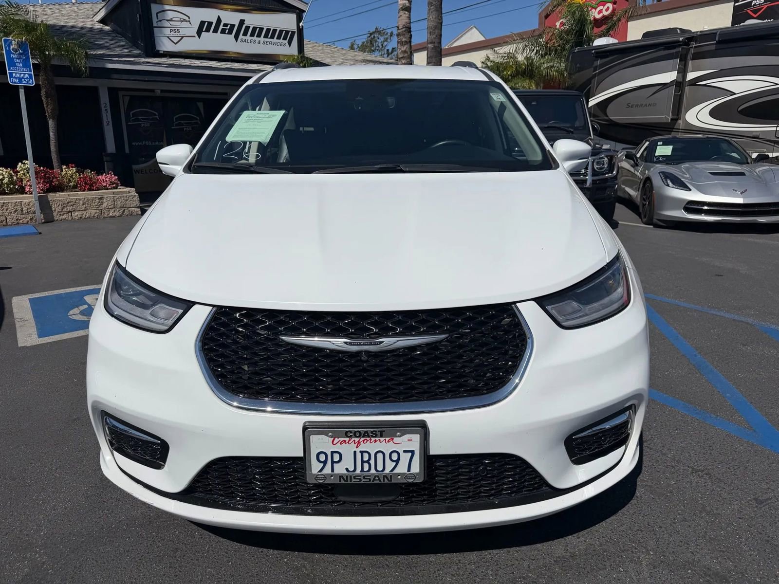 Used 2021 Chrysler Pacifica Touring-L w/ Premium & Safety Sphere Group image 2