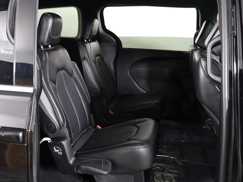 Used 2025 Chrysler Pacifica Select image 28