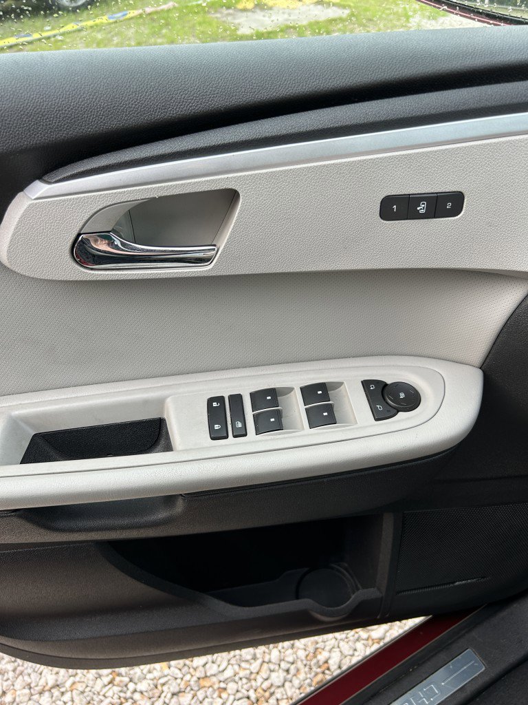 Used 2011 Chevrolet Traverse LTZ AWD/4WD image 23