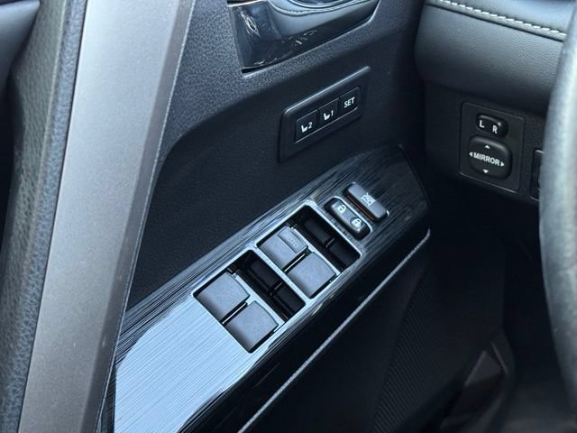 Used 2018 Toyota RAV4 Limited AWD/4WD image 32
