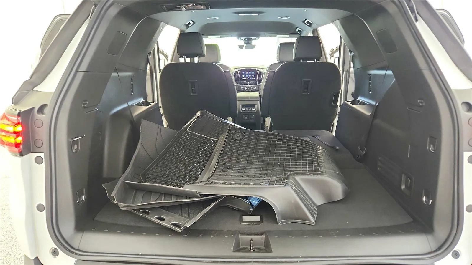 Used 2023 Chevrolet Traverse RS FWD image 37