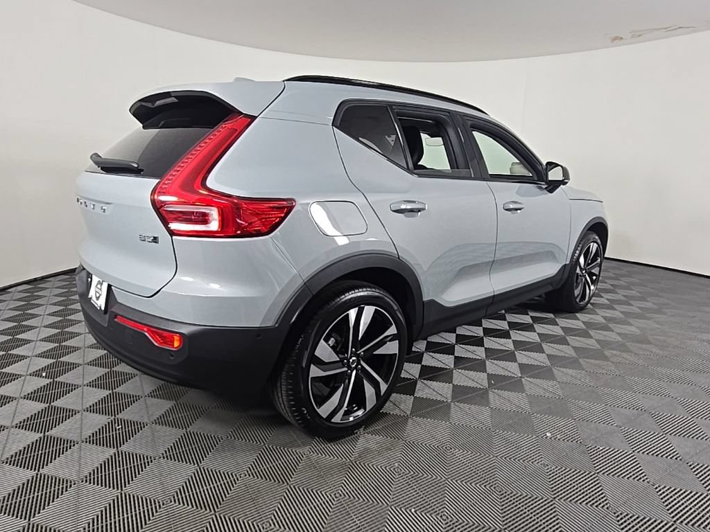Certified 2025 Volvo XC40 B5 Plus AWD/4WD image 10