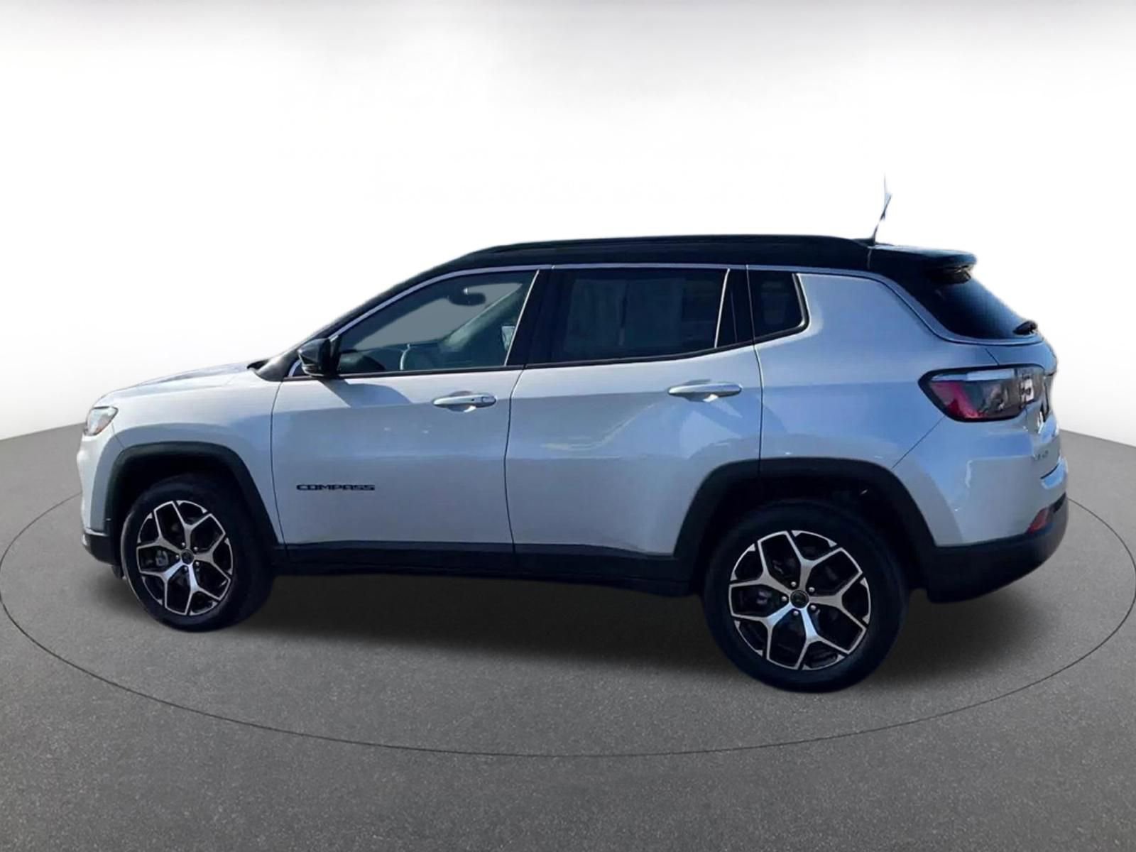 Used 2025 Jeep Compass Limited image 9
