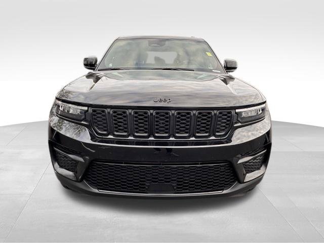 Used 2025 Jeep Grand Cherokee Altitude AWD/4WD image 12