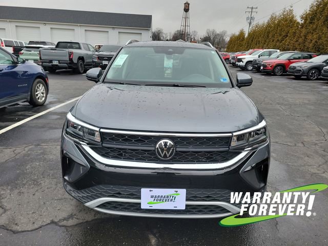 Used 2024 Volkswagen Taos SE image 2
